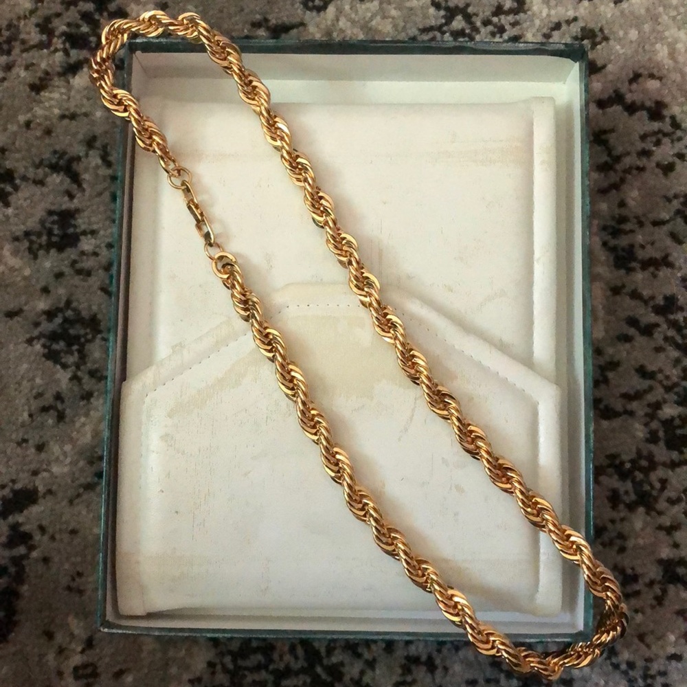 Suzanne Somers Beautiful necklace